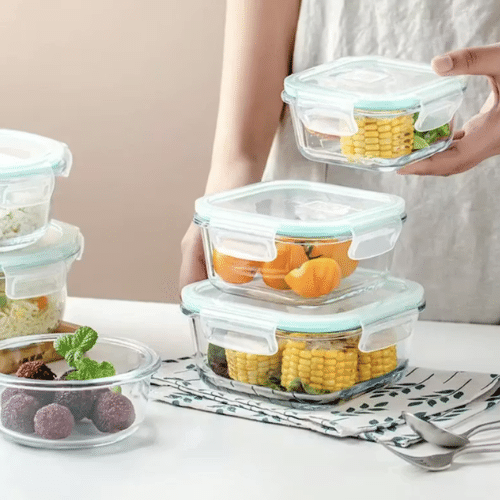 عبوات من علب الطعام الزجاجية المربعة